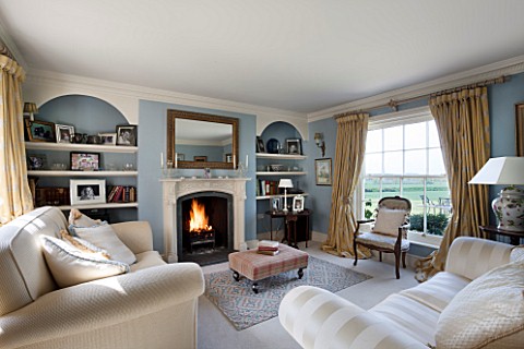 BRILLS_FARM__LINCOLNSHIRE_THE_LIVING_ROOM_WITH_FIRE