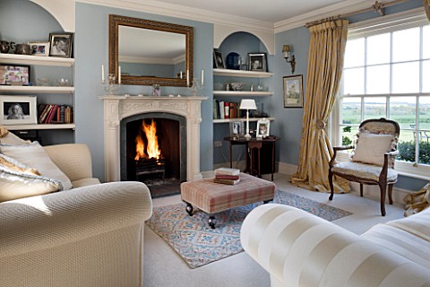 BRILLS_FARM__LINCOLNSHIRE_THE_LIVING_ROOM_WITH_FIRE