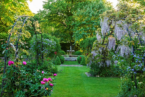 THE_MANOR_HOUSE_STEVINGTON_BEDFORDSHIRE_THE_WISTERIA_ARCH_AT_DAWN_WITH_FOUNTAIN_BEYOND
