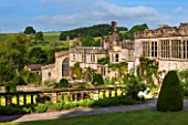 HADDON HALL, DERBYSHIRE: VIEW OF THE HALL FROM TOP TERRACE IN JUNE
