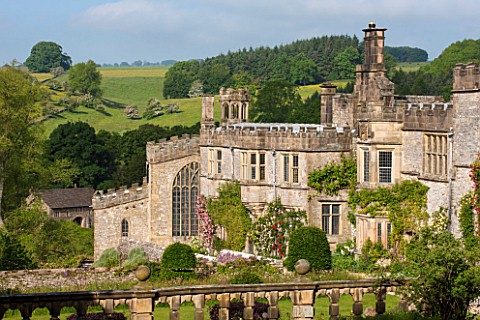HADDON_HALL_DERBYSHIRE_VIEW_OF_THE_HALL_FROM_TOP_TERRACE_IN_JUNE