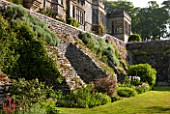 HADDON HALL, DERBYSHIRE: HUGE WALL BELOW THE HALL WITH LAWN - JUNE