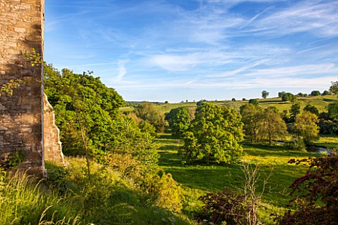 HADDON_HALL_DERBYSHIRE_THE_PEAK_DISTRICT_HILLS_SEEN_FROM_THE_SIDE_OF_THE_HALL__EVENING_LIGHT__JUNE