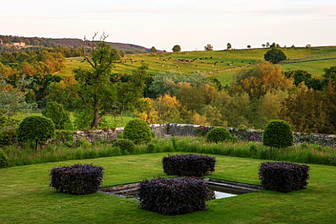 HADDON_HALL_DERBYSHIRE_VIEW_OF_THE_LOWER_GARDEN_IN_JUNE_FROM_THE_UPPER_GARDEN
