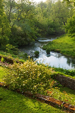 HADDON_HALL_DERBYSHIRE_VIEW_OF_THE_TERRACE_ABOVE_THE_RIVER_WYE_FROM_THE_UPPER_GARDEN