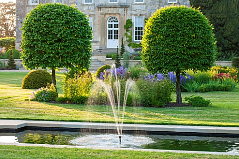 PRIVATE_GARDEN_GLOUCESTERSHIRE__DESIGNER_ANGEL_COLLINS__CANAL_POOL_FOUNTAIN_WATER_LAWN_HOUSE_COUNTRY