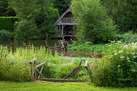 OLD_NETLEY_MILL_SHERE_SURREY_THE_LAKE_WITH_METAL_DINOSAUR_SCULPTURE_AND_WOODEN_BOAT_HOUSE