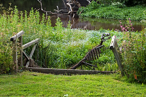 OLD_NETLEY_MILL_SHERE_SURREY_THE_LAKE_WITH_METAL_DINOSAUR_SCULPTURE