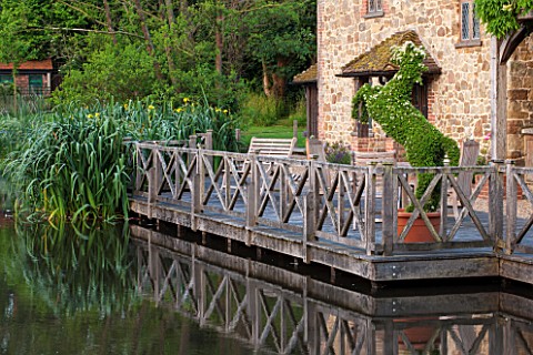 OLD_NETLEY_MILL_SHERE_SURREY_WOODEN_DECKED_TERRACE_BESIDE_THE_MILL_AND_LAKE_WITH_TOPIARY_HORSE_IN_CO
