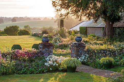 PETTIFERS_GARDEN_OXFORDSHIRE_EARLY_MORNING_VIEW_FROM_THE_BACK_OF_THE_HOUSE_WITH_LAWN_GRAVEL_PATH_AND