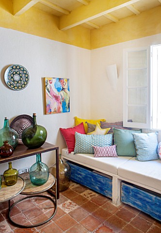 CIUTADELLA_MENORCA_SPAIN_EVELYNE_MANDEL_HOUSE__FRONT_ROOM_LIVING_ROOM_IN_BLUE_AND_YELLOW___SEAT_WITH