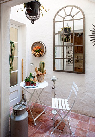CIUTADELLA_MENORCA_SPAIN_EVELYNE_MANDEL_HOUSE__SEATING_AREA_BY_KITCHEN_WITH_METAL_TABLE_AND_CHAIR_CA