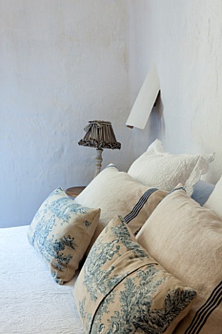 CIUTADELLA_MENORCA_SPAIN_EVELYNE_MANDEL_HOUSE__MASTER_BEDROOM___WHITE_BED_LINEN_BLUE_AND_BLUE_AND_WH