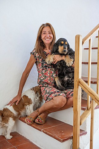 CIUTADELLA_MENORCA_SPAIN_EVELYNE_MANDEL_HOUSE__EVELYNE_WITH_HER_TWO_DOGS_ON_STAIRS