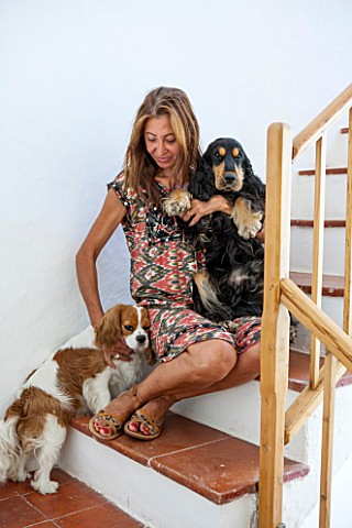 CIUTADELLA_MENORCA_SPAIN_EVELYNE_MANDEL_HOUSE__EVELYNE_WITH_HER_TWO_DOGS_ON_STAIRS