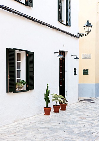 CIUTADELLA_MENORCA_SPAIN_EVELYNE_MANDEL_HOUSE__THE_FRONT_OF_THE_HOUSE_WITH_GREEN_SHUTTERS_AND_SUCCUL