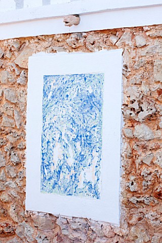 JONATHAN_BAILLIE_GARDEN_ALAIOR_MENORCA_ABSTRACT_PAINTING_ON_HOUSE_WALL_IN_BLUE_AND_WHITE