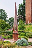 THE ELIZABETHAN GARDEN, KENILWORTH CASTLE, NEAR COVENTRY, UK. FORMAL, CLASSIC, RUINS, ANCIENT, OLD, MONUMENT