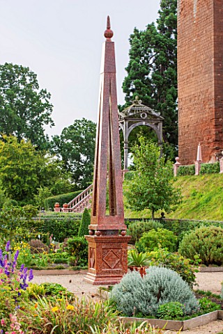 THE_ELIZABETHAN_GARDEN_KENILWORTH_CASTLE_NEAR_COVENTRY_UK_FORMAL_CLASSIC_RUINS_ANCIENT_OLD_MONUMENT