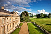 LAMPORT HALL, NORTHAMPTONSHIRE: VIEW OF THE FRONT OF THE HALL. GRAVEL, HOUSE, SKY, AUGUST, BUILDING, FORMAL