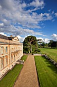 LAMPORT HALL, NORTHAMPTONSHIRE: VIEW OF THE FRONT OF THE HALL. GRAVEL, HOUSE, SKY, AUGUST, BUILDING, FORMAL