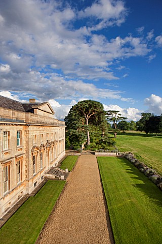 LAMPORT_HALL_NORTHAMPTONSHIRE_VIEW_OF_THE_FRONT_OF_THE_HALL_GRAVEL_HOUSE_SKY_AUGUST_BUILDING_FORMAL