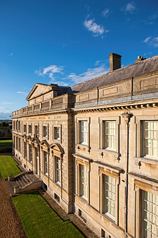 LAMPORT_HALL_NORTHAMPTONSHIRE_VIEW_OF_THE_FRONT_OF_THE_HALL_GRAVEL_HOUSE_SKY_AUGUST_BUILDING_FORMAL