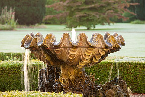 LAMPORT_HALL_NORTHAMPTONSHIRE_FOUNTAIN_IN_THE_ITALIAN_GARDEN_AT_SUNRISE__WATER_AUGUST_FORMAL_HISTORI