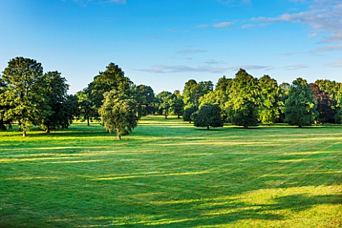 LAMPORT_HALL_NORTHAMPTONSHIRE_VIEW_OVER_THE_PARKLAND_FROM_THE_ROOF_OF_THE_HALL_IN_MORNING_LIGHT_FORM