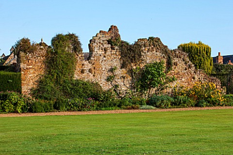 LAMPORT_HALL_NORTHAMPTONSHIRE_THE_BACK_WALL_OF_THE_ROCKERY_BESIDE_THE_HALL_AND_LAWN