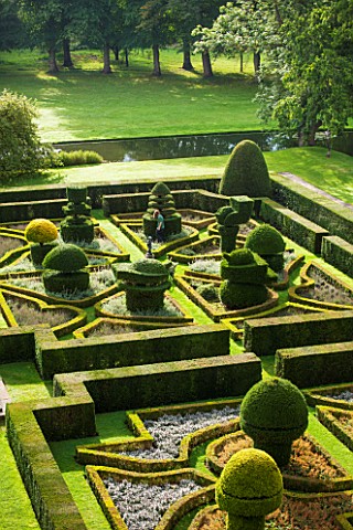 GREAT_FOSTERS_SURREY_VIEW_OVER_FORMAL_TOPIARY_GARDEN_IN_AUGUST__CLIPPED_SHAPED_EVERGREEN_SHRUBS_HEDG