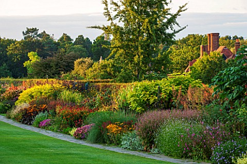 RHS_GARDEN_WISLEY_SURREY_THE_FAMOUS_DOUBLE_MIXED_HERBACEOUS_BORDER_IN_SEPTEMBER_STRETCHING_128_METRE