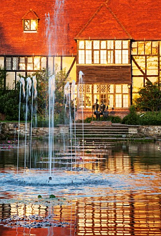 RHS_GARDEN_WISLEY_SURREY_THE_HOUSE_AND_LABORATORY_AT_SUNSET_SEEN_ACROSS_THE_CANAL_FROM_THE_LOGGIA_WA