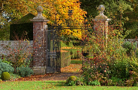 HOLE_PARK_KENT_VIEW_TO_IRON_MEMORIAL_GATES_IN_THE_FORMAL_WALLED_GARDEN_COUNTRY_GARDEN_CLASSIC_FALL_A