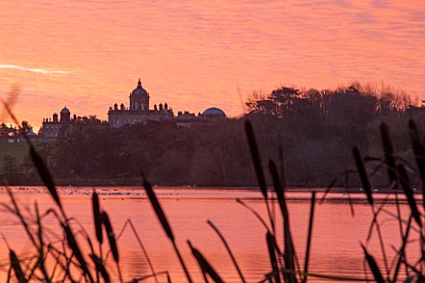 CASTLE_HOWARD_YORKSHIRE_CHRISTMAS__SUNRISE_OVER_THE_GREAT_LAKE_WITH_THE_HOUSE_IN_THE_BACKGROUND__WIN