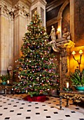CASTLE HOWARD, YORKSHIRE: CHRISTMAS - CHRISTMAS TREE IN THE GREAT HALL - DECORATION, DECORATIVE, ORNAMENT, WINTER, BAUBLES, FESTIVE