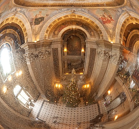 CASTLE_HOWARD_YORKSHIRE_CHRISTMAS__THE_GREAT_HALL_DECORATED_FOR_CHRISTMAS_REFLECTED_IN_BAUBLE_HANGIN