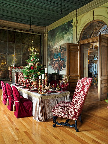 CASTLE_HOWARD_YORKSHIRE_CHRISTMAS__DINING_ROOM_IN_THE_HIGH_SALOON_DECORATED_FOR_CHRISTMAS_WITH_CANDL