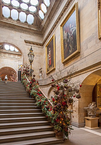 CASTLE_HOWARD_YORKSHIRE_CHRISTMAS__THE_GRAND_STAIRCASE_DECORATED_FOR_CHRISTMAS__DECORATIVE_ORNAMENT_