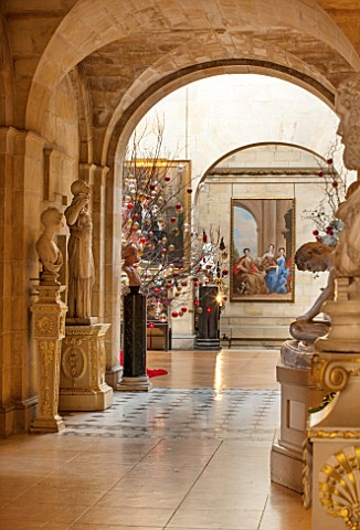 CASTLE_HOWARD_YORKSHIRE_CHRISTMAS__THE_CHINA_LANDING_DECORATED_FOR_CHRISTMAS_WITH_A_CHRISTMAS_TREE__
