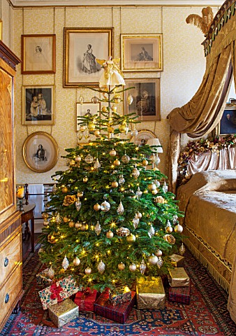 CASTLE_HOWARD_YORKSHIRE_CHRISTMAS__LADY_GEORGIANAS_BEDROOM_DECORATED_FOR_CHRISTMAS_WITH_A_CHRISTMAS_