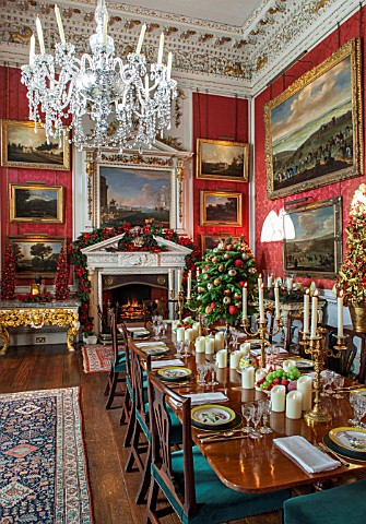 CASTLE_HOWARD_YORKSHIRE_CHRISTMAS__THE_CRIMSON_DINING_ROOM_DECORATED_FOR_CHRISTMAS_WITH_CANDLES__DEC