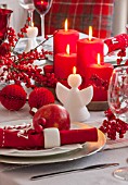 SALTWATER, NORFOLK : DESIGNER KAREN MOORE - CHRISTMAS, DECEMBER, WINTER - THE DINING ROOM IN RED AND WHITE - TABLE, RIBBONS, DECORATION, LIGHTS, CANDLES, DINNER, WINE GLASS