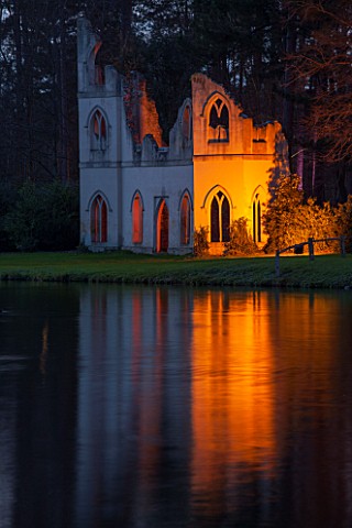 PAINSHILL_PARK_SURREY_THE_RUINED_ABBEY_SEEN_ACROSS_THE_LAKE_LIT_UP_AT_NIGHT__LIGHTING_HISTORIC_LAKE_