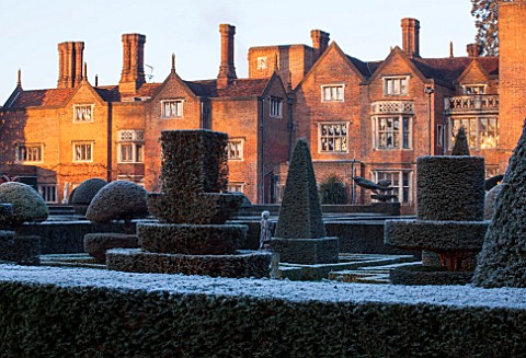 GREAT_FOSTERS_SURREY_THE_HOTEL_AND_FORMAL_TOPIARY_GARDEN_IN_WINTER__CLIPPED_SHAPED_EVERGREEN_SHRUBS_