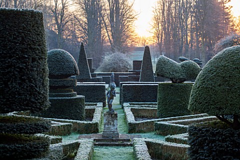 GREAT_FOSTERS_SURREY_THE_FORMAL_GARDEN_WITH_CLIPPED_TOPIARY_SHAPES_IN_YEW_WINTER_CLASSIC_COUNTRY_GAR