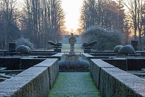 GREAT_FOSTERS_SURREY_THE_FORMAL_GARDEN_WITH_CLIPPED_TOPIARY_SHAPES_IN_YEW_WINTER_CLASSIC_COUNTRY_GAR