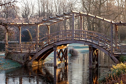 GREAT_FOSTERS_SURREY_THE_WOODEN_BRIDGE_AND_SAXON_MOAT_IN_WINTER_CLASSIC_COUNTRY_GARDEN_JANUARY_FROST