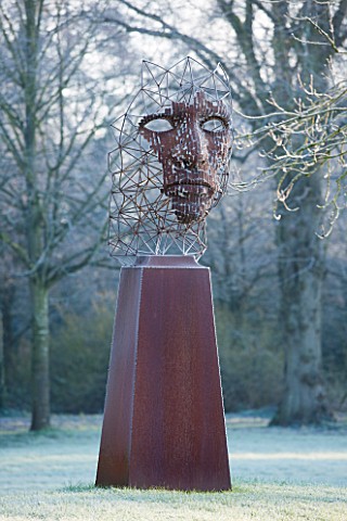 GREAT_FOSTERS_SURREY_FIGURE_HEAD_SCULPTURE_BY_RICK_KIRBY_BESIDE_THE_SAXON_MOAT__WATER_ART_CLASSIC_FO