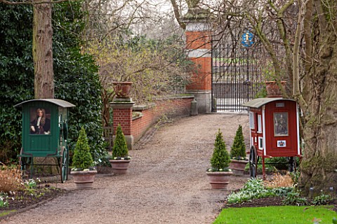 CHELSEA_PHYSIC_GARDEN_LONDON_VIEW_ALONG_PATH_TO_THE_FRONT_GATE_OF_THE_GARDEN_WITH_BOX_TOPIARY_TREES_
